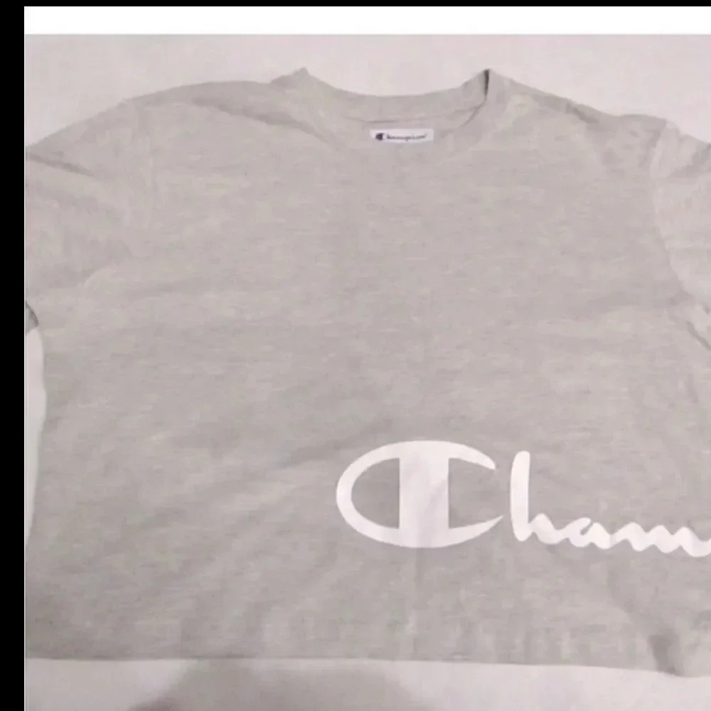 NWOT WOMENS CHAMPION SCRIPT
LOGO CROPPED TEE GRAY SIZE LARGE - Picture 2 of 5